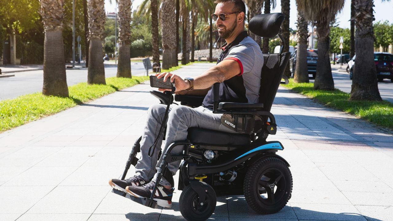 Persona en silla de ruedas eléctrica.