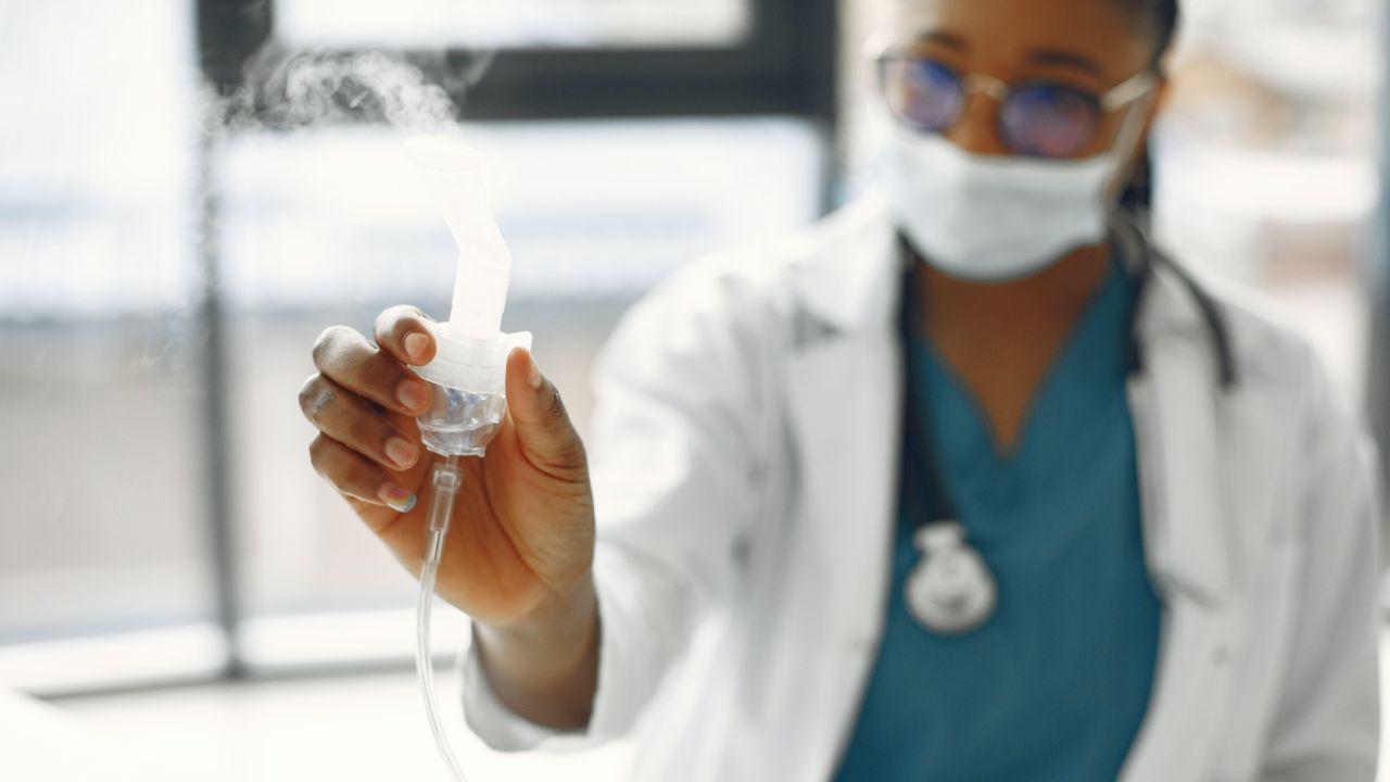 Doctora con un nebulizador en la mano - Portada de artículo para qué sirven los nebulizadores.