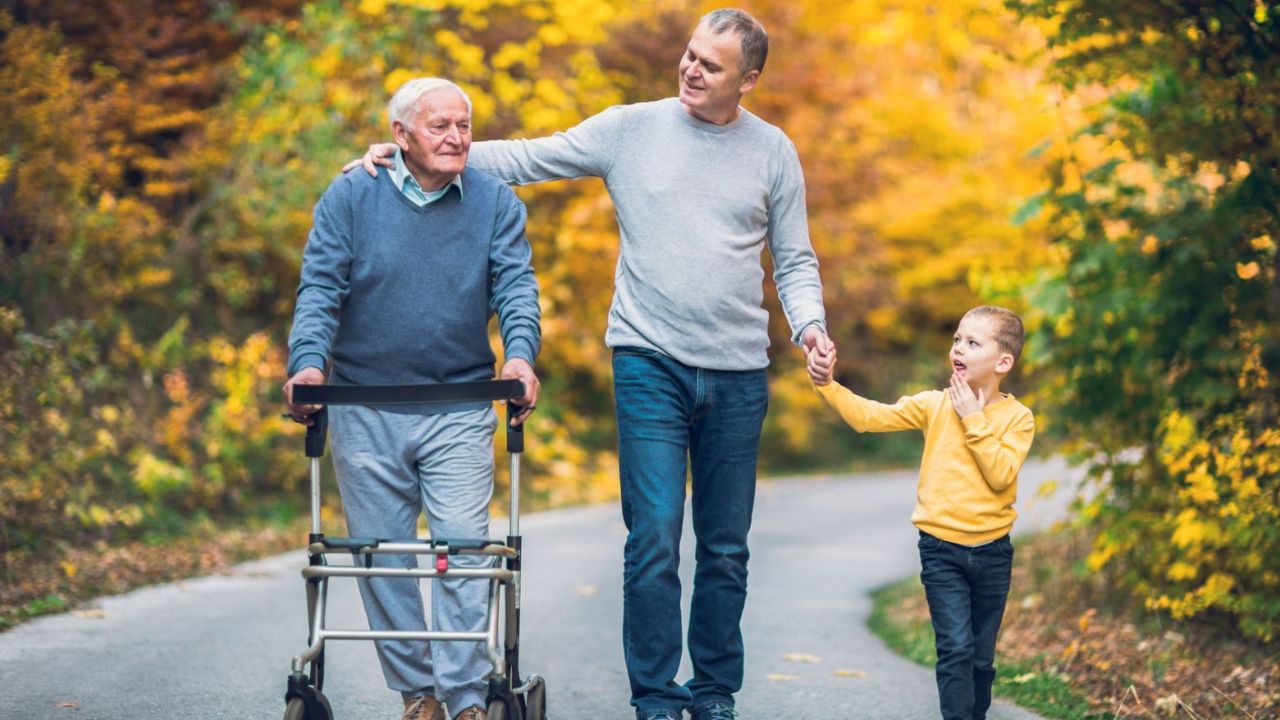 Padre e hijo junto a abuelo con andador ortopédico - Andadores ortopédicos.
